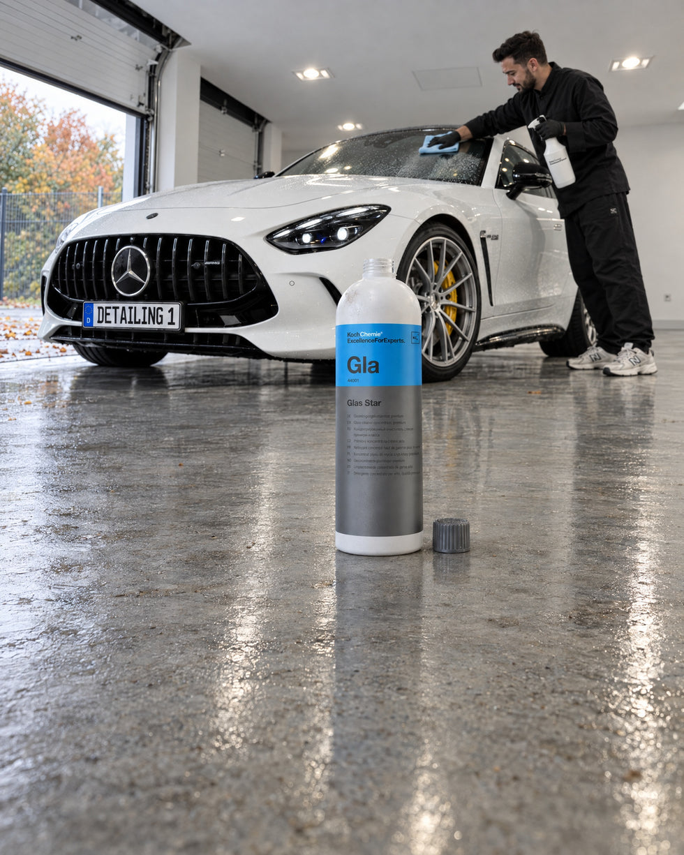 Detailing1 Hero: Glass cleaner — cleaning the windscreen streak-free (Mobile)