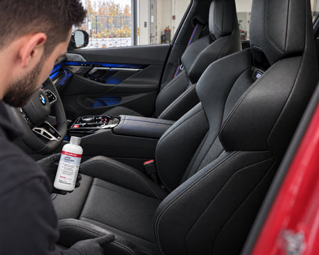 Detailing1 cura pelle BMW — lucido unto sul fianchetto di una BMW M5, Daniel con COLOURLOCK Leather Cleaner (Mild)