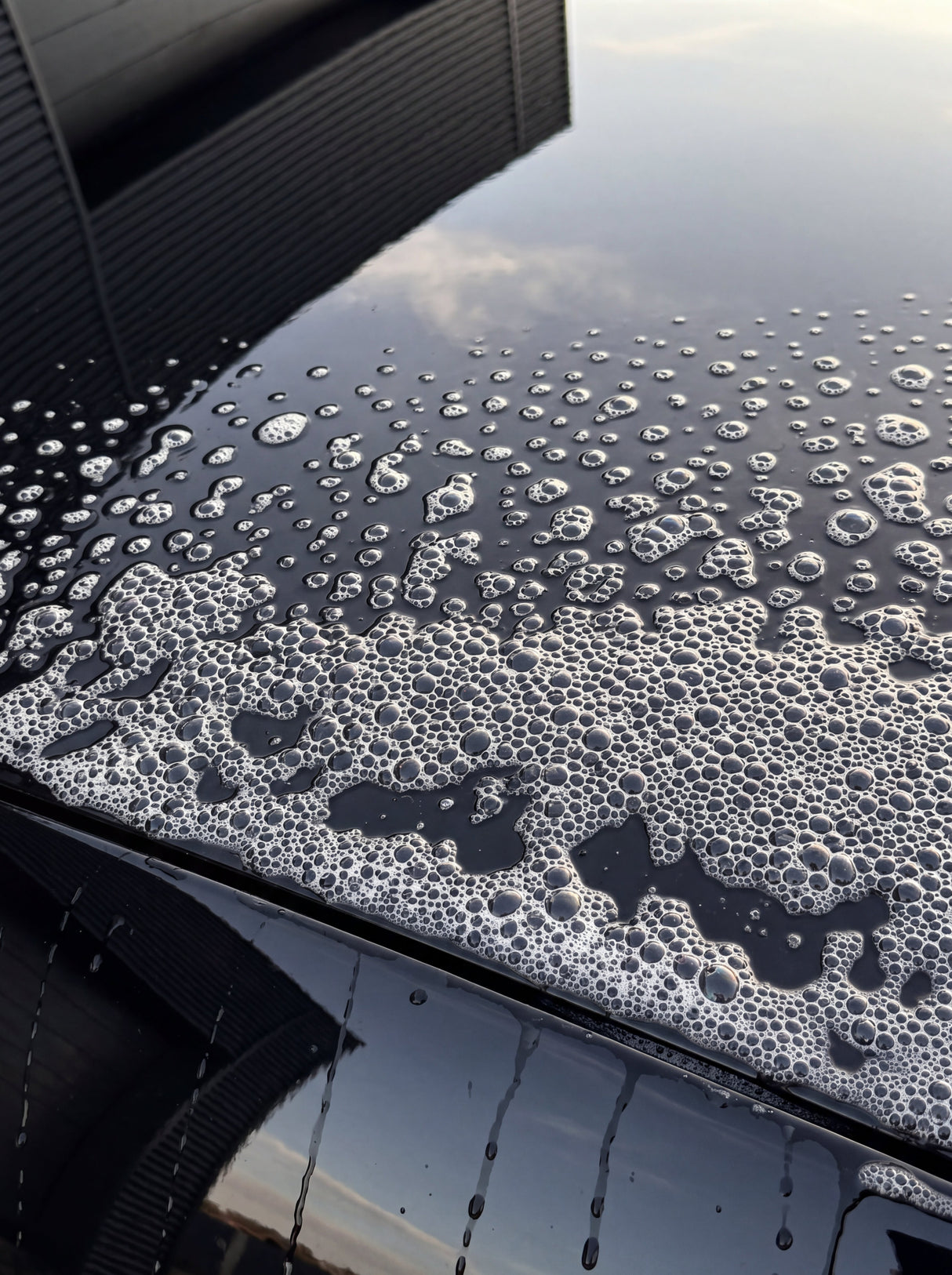 GYEON Q²M Bathe dichte Schaumkrone Macro auf schwarzem Lack