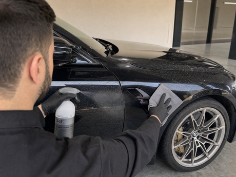 Application de Koch-Chemie Spotless Ceramic Finish avec une microfibre sur la peinture céramique d'une BMW