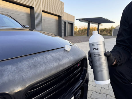 Verblasste schwarze Stoßstange im April-Sonnenlicht in der Detailing1-Werkhalle — Plast Star Pss