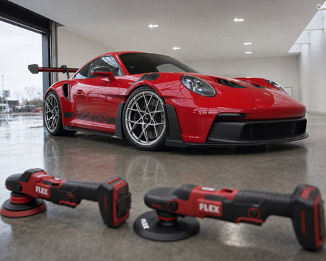 Detailing1 FLEX Exzenter- und Rotationspolierer liegen vor einem roten Porsche 911 GT3 RS in der Halle