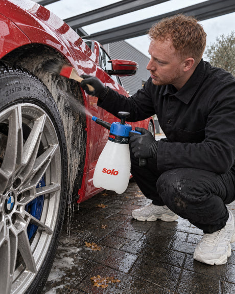 solo CLEANLine 303 B spruzza il detergente nel passaruota, pennello Koch-Chemie pulisce il bordo della BMW M2