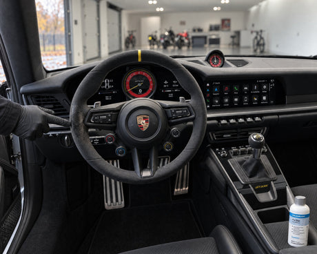 Detailing1 Limpiar volante de Alcantara: brillo graso a las nueve en un Porsche 911 GT3 RS, COLOURLOCK Pol Star