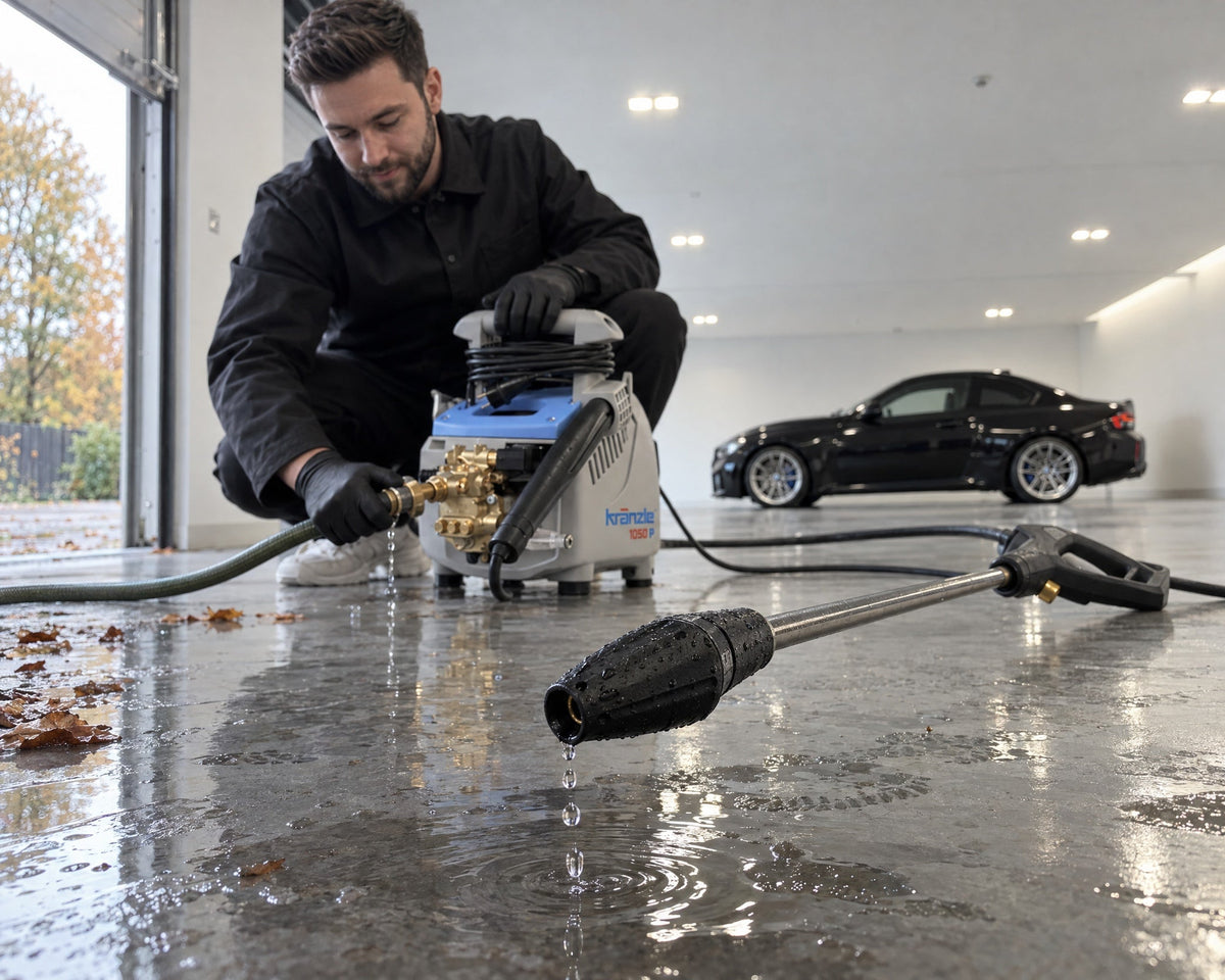 Detailing1 idropulitrice per l'inverno — Daniel stacca il tubo da giardino dalla Kränzle K 1050 P, dalla lancia cola acqua