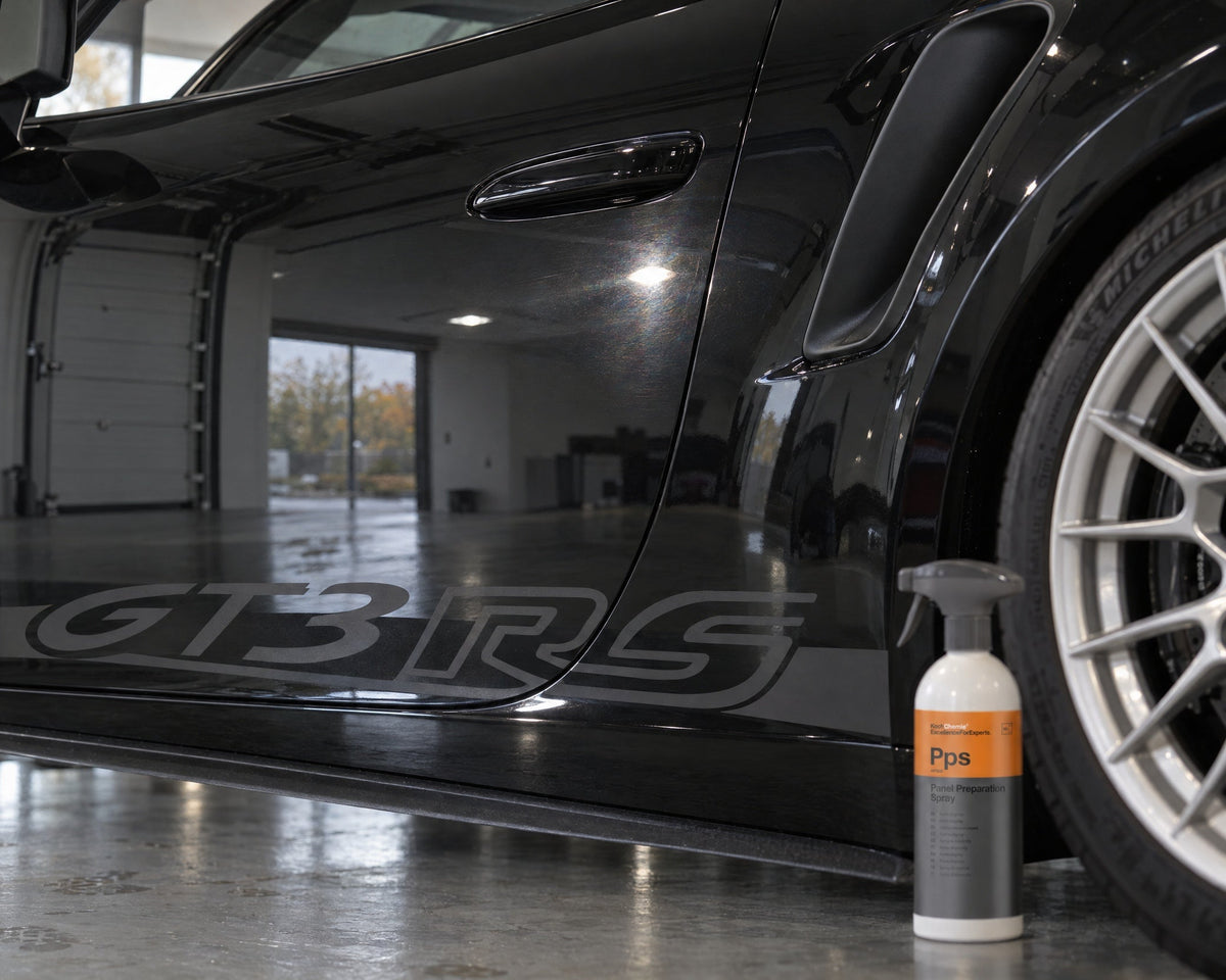 Detailing1 iluminar la pintura — fino velo holográfico junto al reflejo del foco en un Porsche 911 GT3 RS, Koch-Chemie Pps