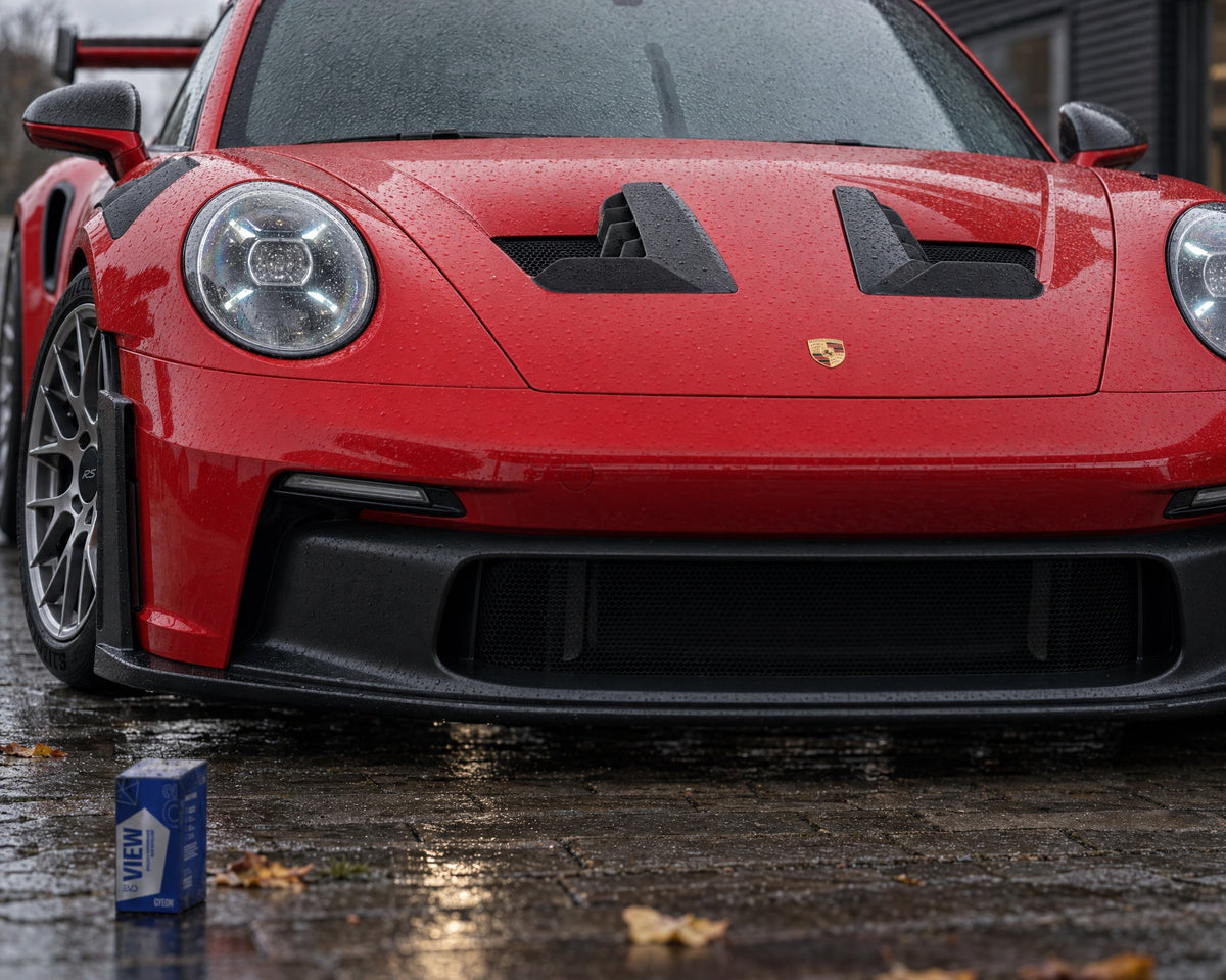 GYEON Q² View EVO davanti al parabrezza coperto di rugiada di una Porsche 911 GT3 RS rossa – antipioggia in inverno