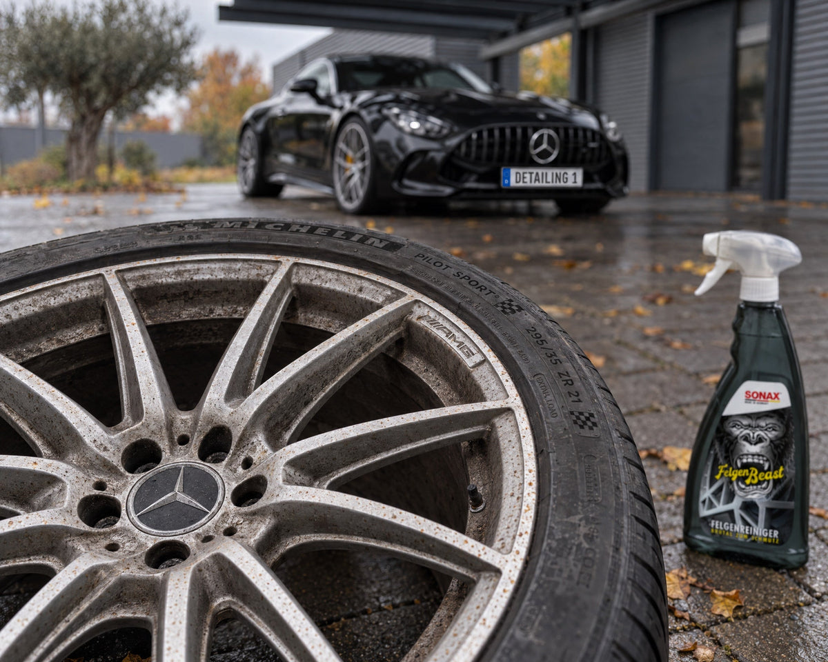 Rueda desmontada de un Mercedes-AMG GT 63 con polvo de freno y puntos de óxido, al lado SONAX FelgenBeast