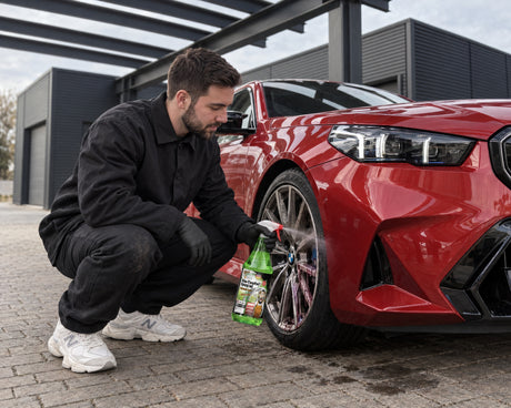Detailing1 hero: velgenreiniger — velgen reinigen voor de opslag: remstof dat mee de winteropslag in gaat, zet zich vast (desktop)