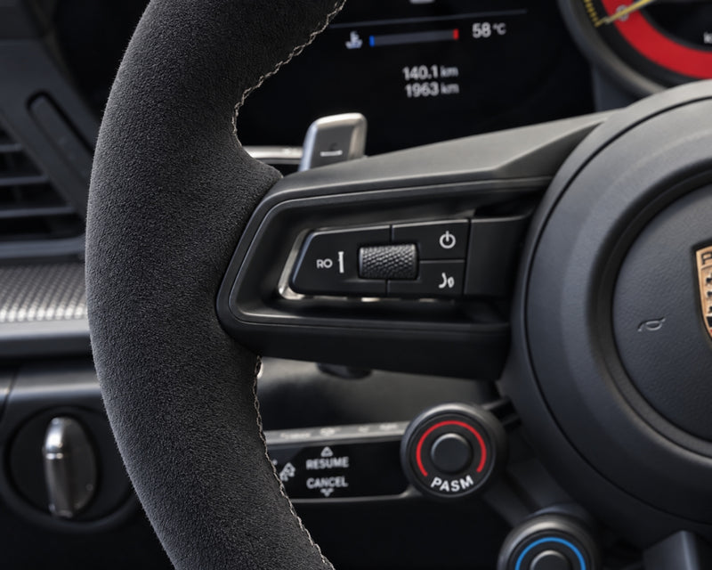Detailing1 risultato — corona del volante in Race-Tex pulita e spazzolata a secco, opaca e vellutata in modo uniforme