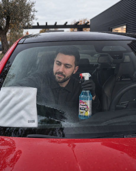 Tugalin Glas-Teufel i GYEON GlassWipe EVO przy myciu szyby od środka w BMW M5 — pokazane w artykule „Szyby w aucie parują od środka: dlaczego czysta szyba dłużej zostaje przejrzysta”