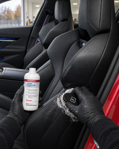 Detailing1 limpiar cuero — espuma en el Koch-Chemie Leather Brush sobre el lateral, COLOURLOCK Leather Cleaner (Mild)