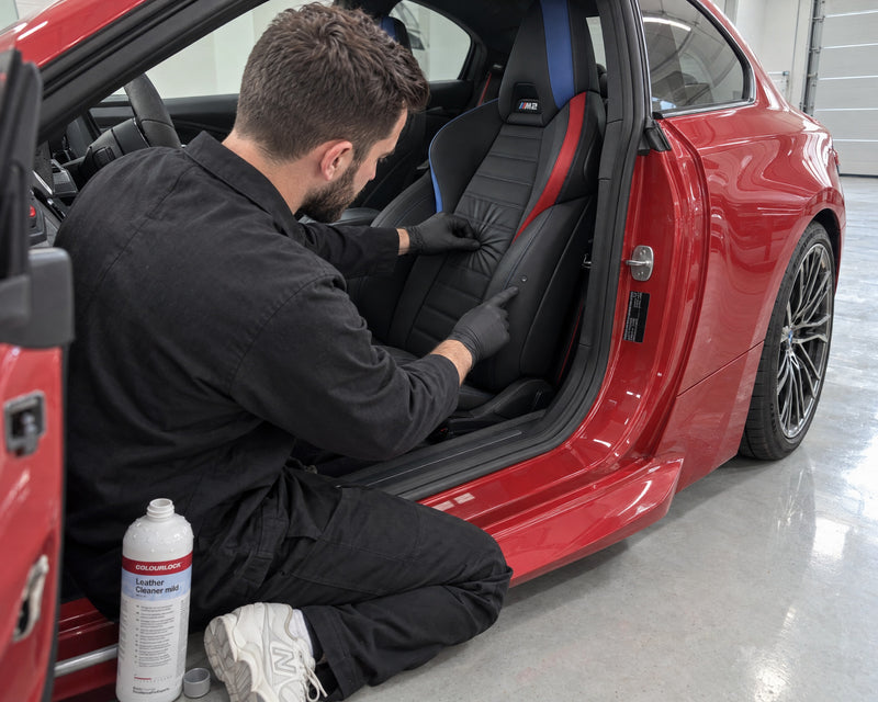 Detailing1 COLOURLOCK Leather Cleaner Mild — Daniel prüft mit dem Kneiftest am BMW M2, ob der Sitz aus Echtleder ist