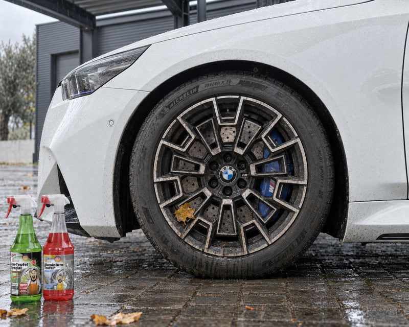TUGA Chemie Alu-Teufel Spezial und Aluminium-Teufel vor dem verschmutzten Vorderrad eines weißen BMW M5