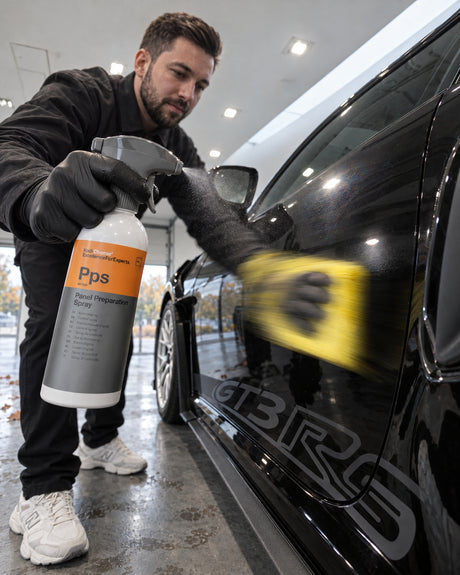 Detailing1 control de pintura — Daniel pulveriza Koch-Chemie Panel Preparation Spray Pps en la puerta y pasa la microfibra