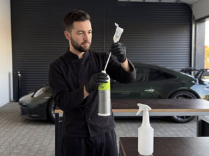 Daniel von Detailing1 dosiert Koch-Chemie Pol Star mit der Dosing Cap Dosierkappe