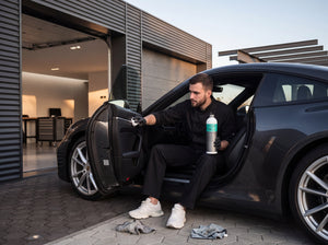 Daniel von Detailing1 trägt Koch-Chemie Leather Star Ls 1000 ml an einem Porsche 911 Lederinnenraum auf