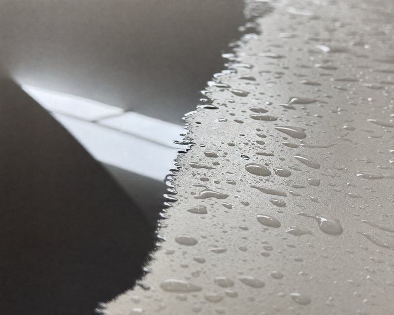 Detailing1 macro del borde de la pintura: zona seca junto a gotas de agua en el Porsche 911 GT3 RS