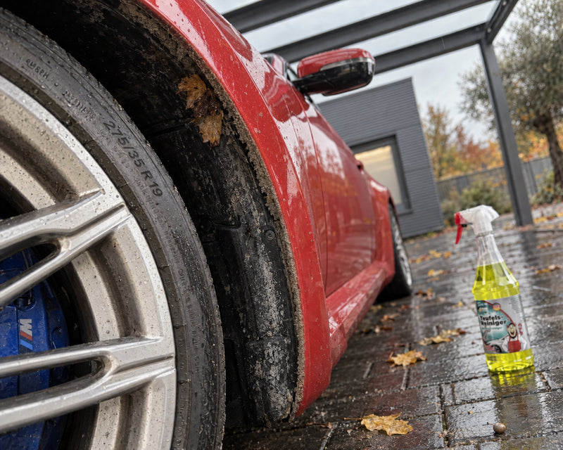 TUGA Chemie Teufels-Reiniger neben dem Radlauf eines BMW M2 mit grauem Schmutzrand an der umgebördelten Kante
