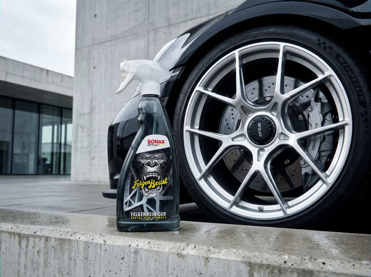 SONAX FelgenBeast Sprühflasche vor Porsche 911 GT3 RS Felge