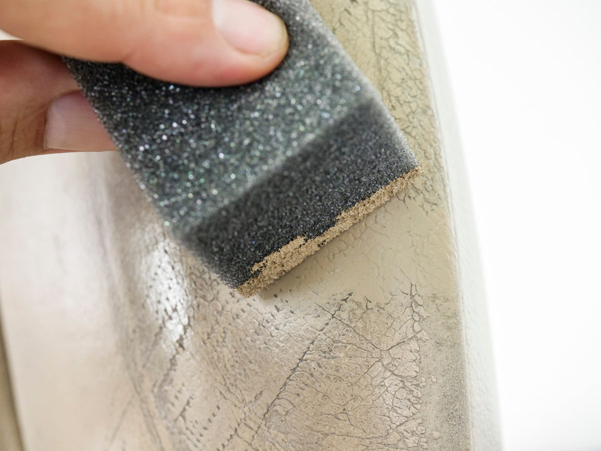 Detailing1 COLOURLOCK reavivadores de color — esponja sobre cuero claro agrietado