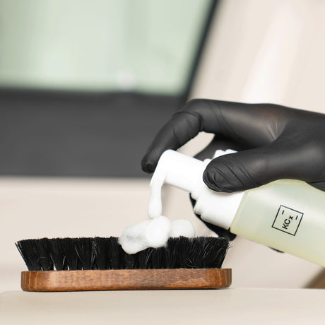 Detailing1 COLOURLOCK Leather Cleaner (Strong) — reinigingsschuim uit de Foamer Bottle op de leerborstel