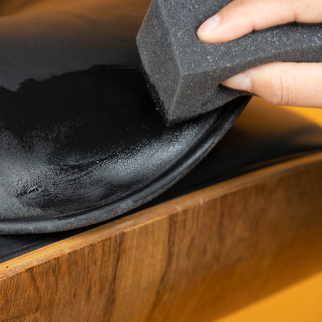 Detailing1 COLOURLOCK Leather Fresh Set XS — refreshing a black leather armchair with the sponge