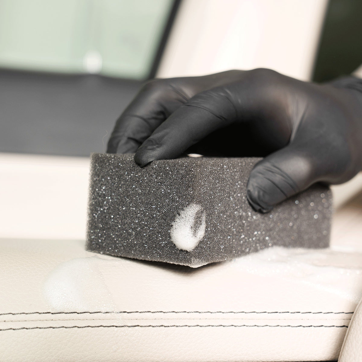 Detailing1 COLOURLOCK New Leather Care Set — cleaning light new leather with sponge and foam