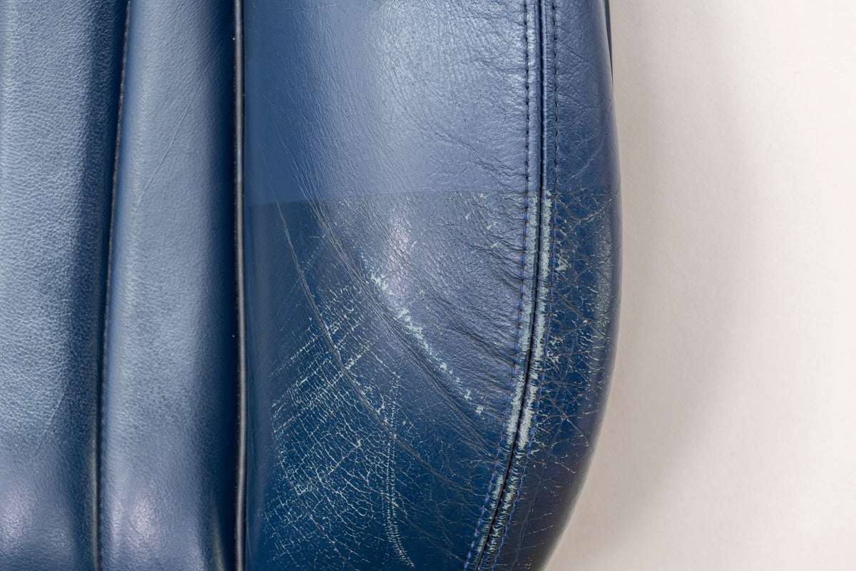 Detailing1 COLOURLOCK krassen in leer — gekraste, versleten zijwang van blauw glad leer