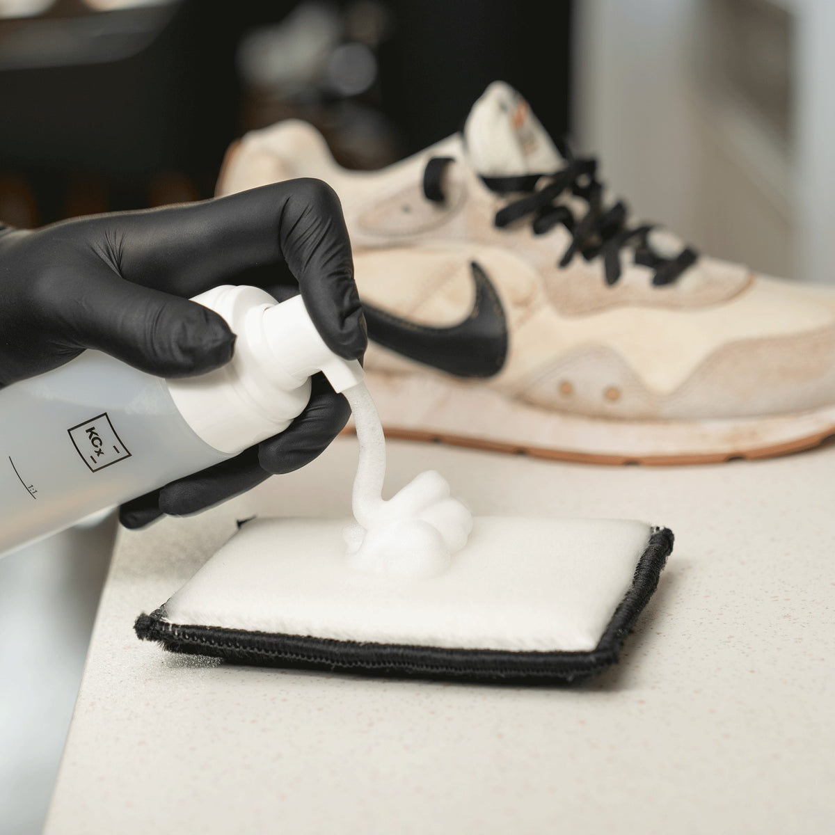 Detailing1 COLOURLOCK pulire le sneaker — schiuma detergente sul pad, dietro la sneaker sporca
