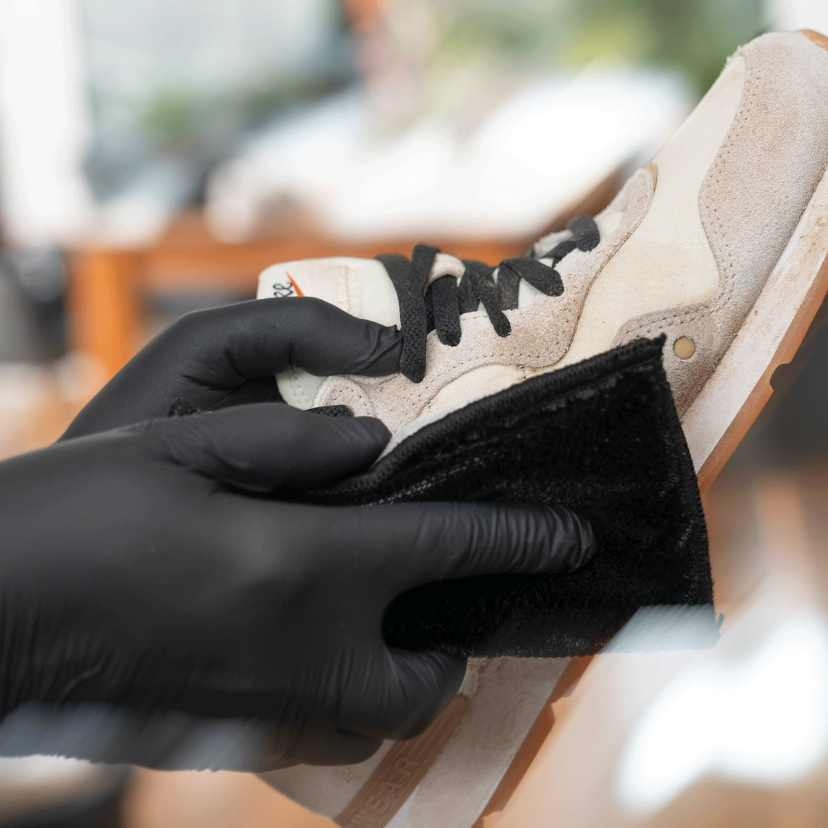 Detailing1 COLOURLOCK detergenti per scarpe e sneaker — sneaker chiara pulita con il pad