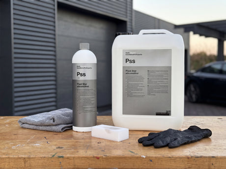 Koch-Chemie Plast Star Pss Lineup 1 Liter und 10 Liter auf Werkbank mit Schwamm und Mikrofaser