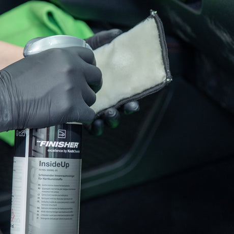 Detailing1 THE FINISHER InsideUp — interieurreiniger in actie met een microvezelpad in de auto