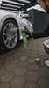 Detailing1 Hero-Stillleben: Felgenwachs wird auf die Alufelge eines weissen BMW gesprueht